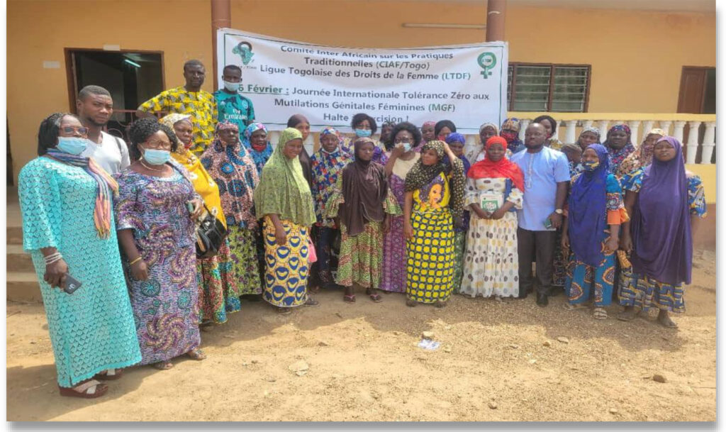 Photo de la délégation avec le Bureau de Tchamba et les participantes à la rencontre.