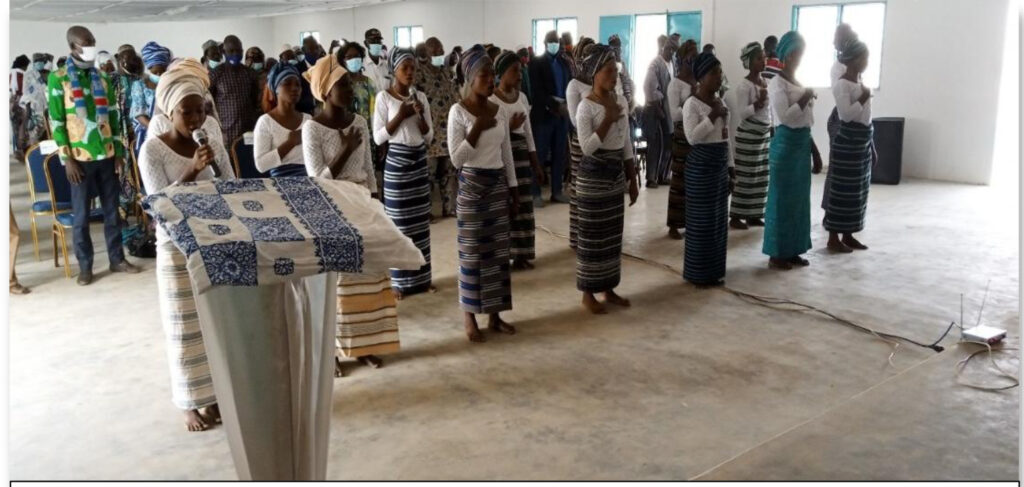 Exécution de l’hymne National en Tem par le Club des lycéennes survivantes des MGF àKoumondè